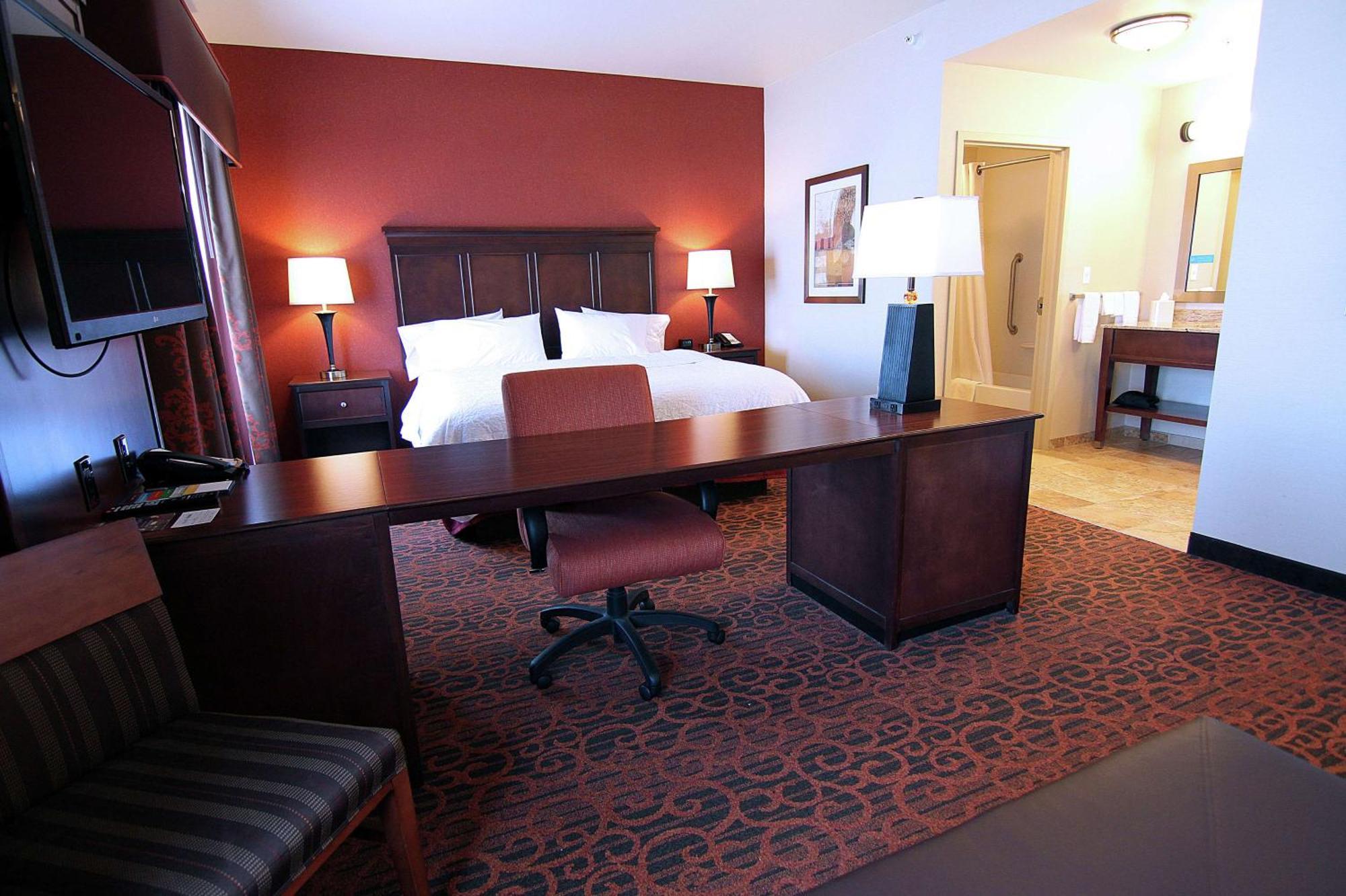 Hampton Inn & Suites Grand Forks Exterior photo