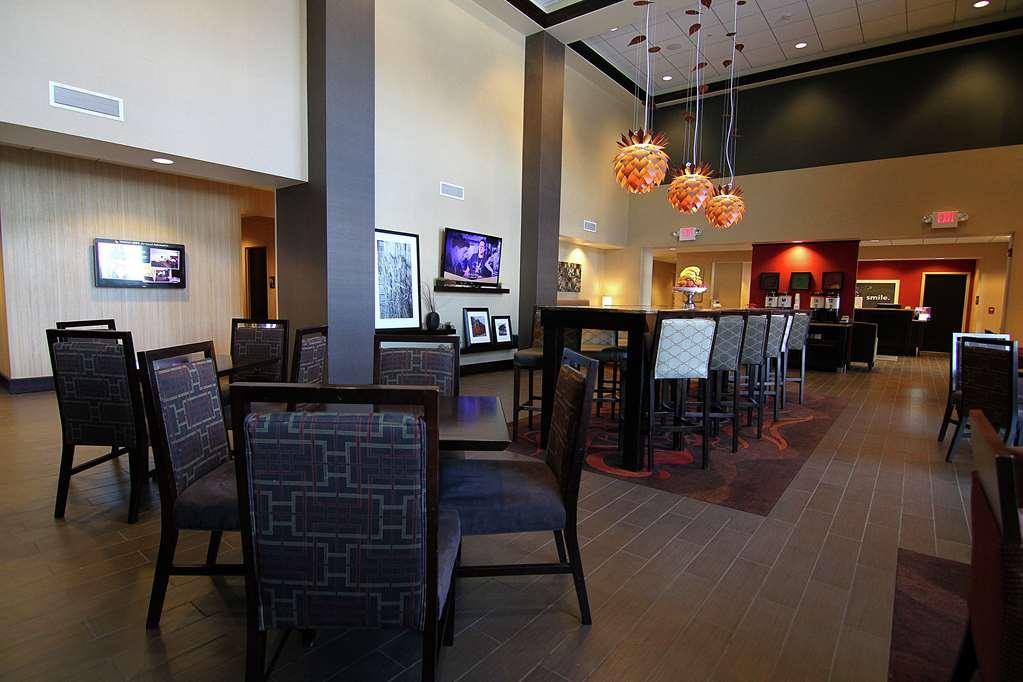 Hampton Inn & Suites Grand Forks Interior photo